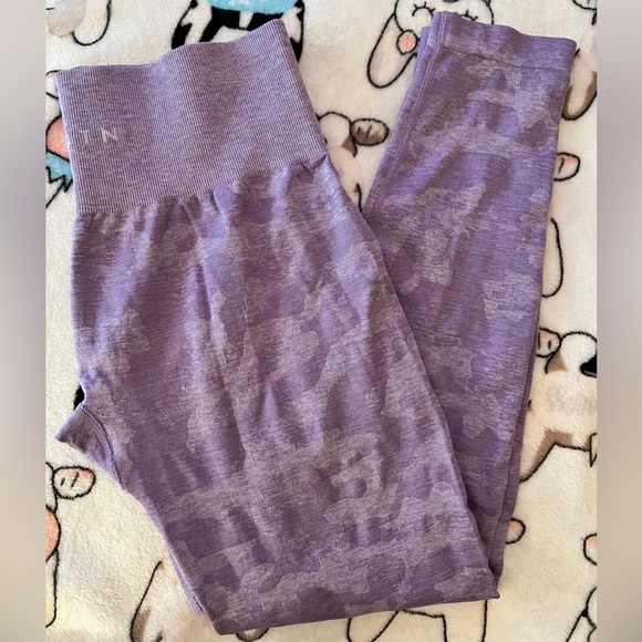 Lilac Camo Seamless Leggings, size L - Picture 9 of 11